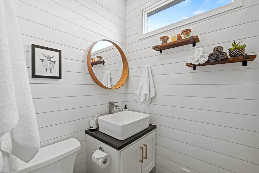 New! The Texas Longhorn-Luxury Container Home Fredericksburg Exteriör bild