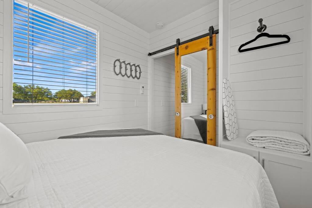 New! The Texas Longhorn-Luxury Container Home Fredericksburg Exteriör bild